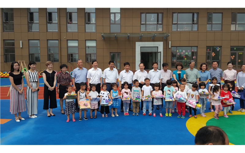 杜世源市長(zhǎng)蒞臨仙鶴幼兒園六一慰問(wèn)